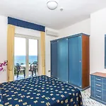 ホテル La Castellana 4*